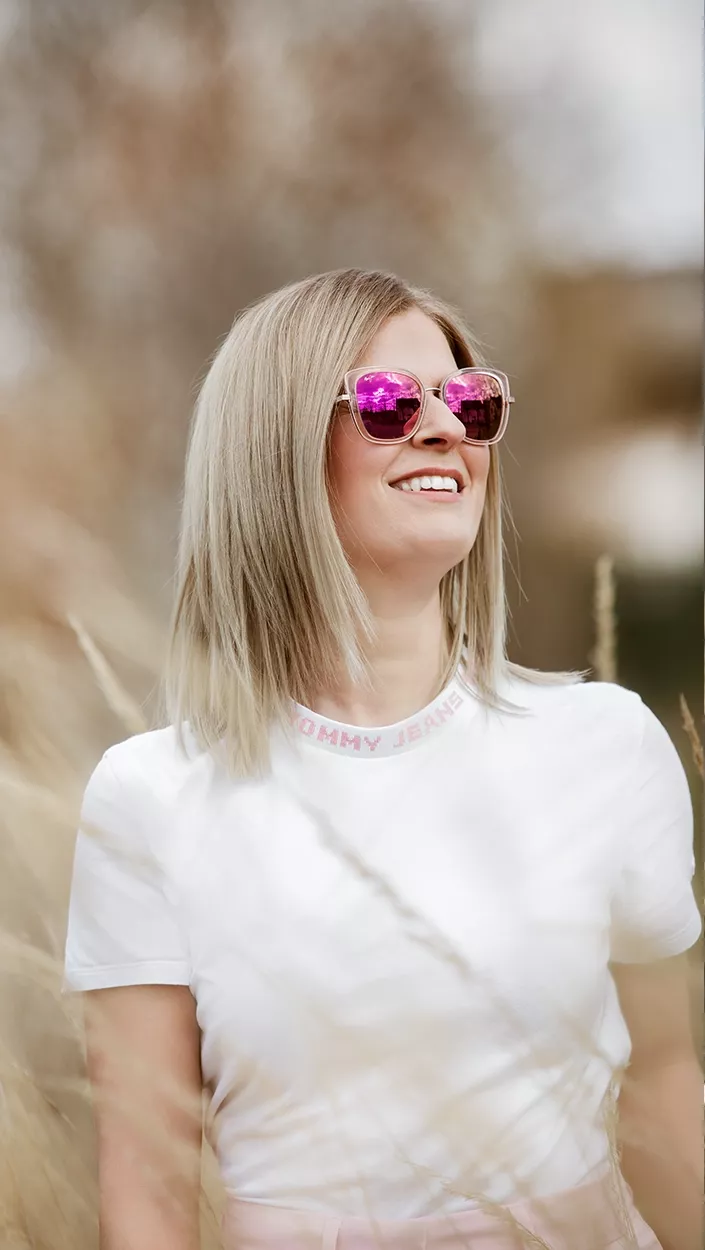 Mitarbeiterin mit Sonnenbrille