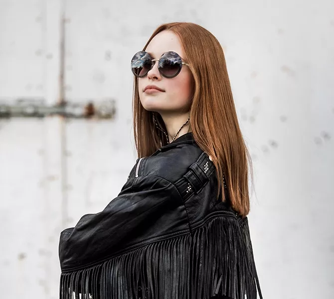 Lea mit einer Sonnenbrille