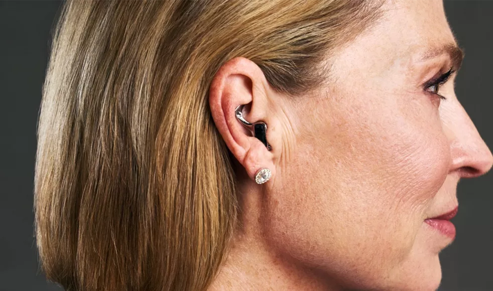 Frau trägt das TiK® TITAN blue – nahezu unsichtbar