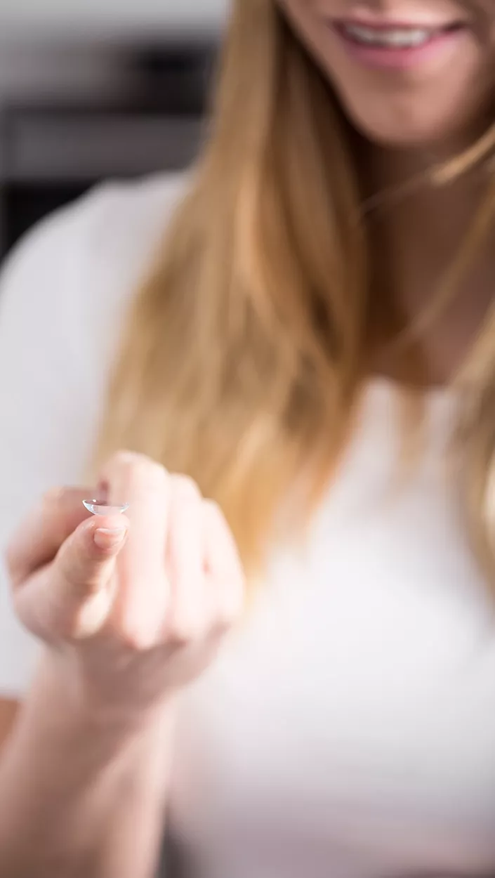 Kontaktlinse auf dem Finger
