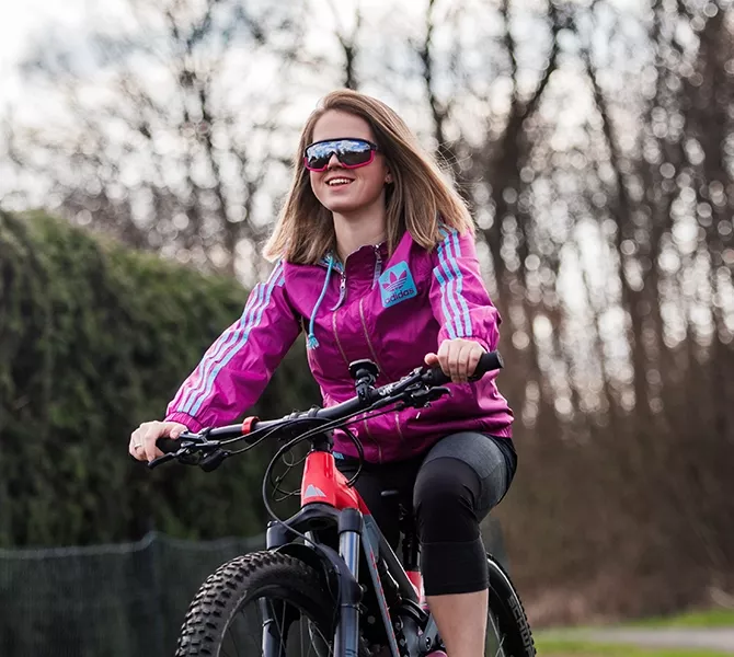 Fahrradfahrer mit Sportbrillen