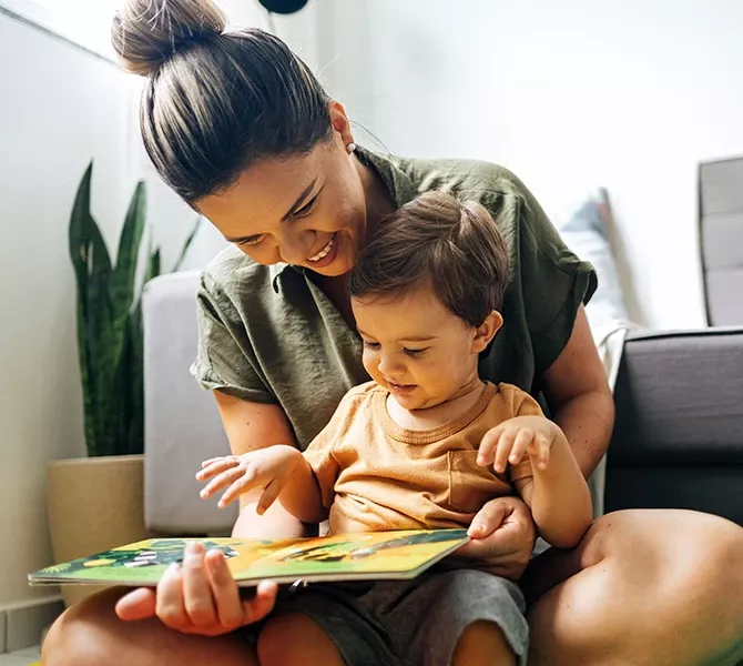 Mutter mit Kind beim Lesen
