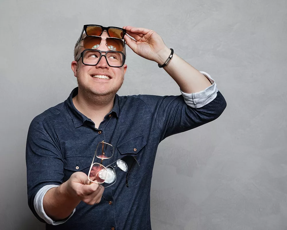 Simon Sassenrath mit verschiedenen Brillen