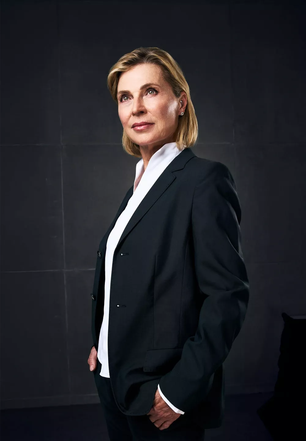 Frau trägt das TiK® TITAN blue im Alltag