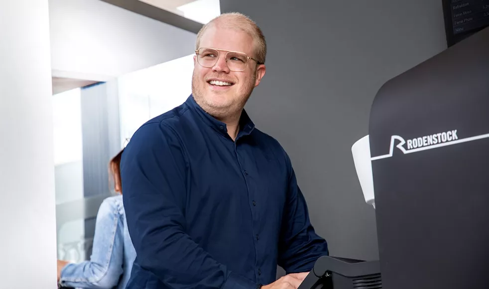 Simon Sassenrath am DNEye Scanner 2 von Rodenstock