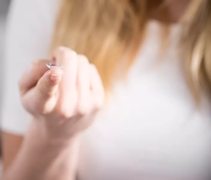 Kontaktlinse auf dem Finger
