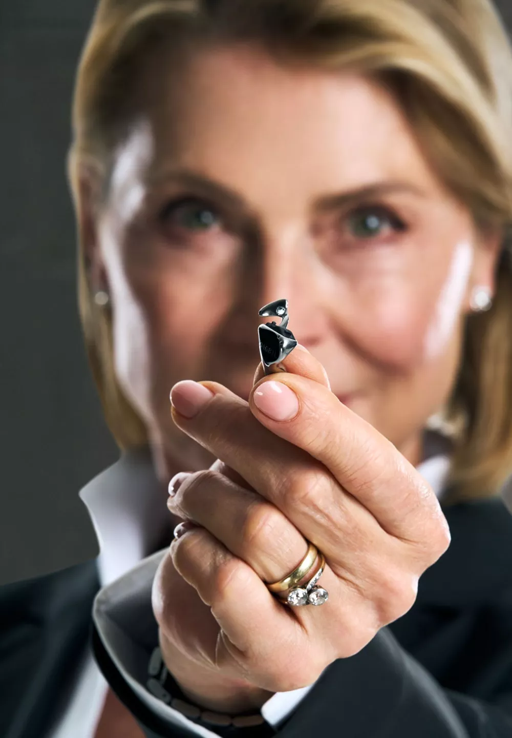 Nahezu unsichtbar im Ohr, Tik Titan in der Hand.