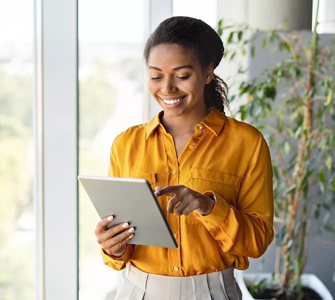 Frau mit Digital Lenses am Tablet