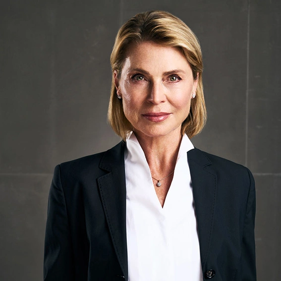 Frau mit dem TiK® Hörsystem beim Gespräch